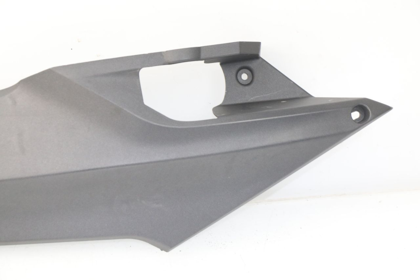 photo de UNTER SITZ VERKLEIDUNG RECHTS SYM JOYMAX 250 (2013 - 2017) - Details der Befestigungspunkte