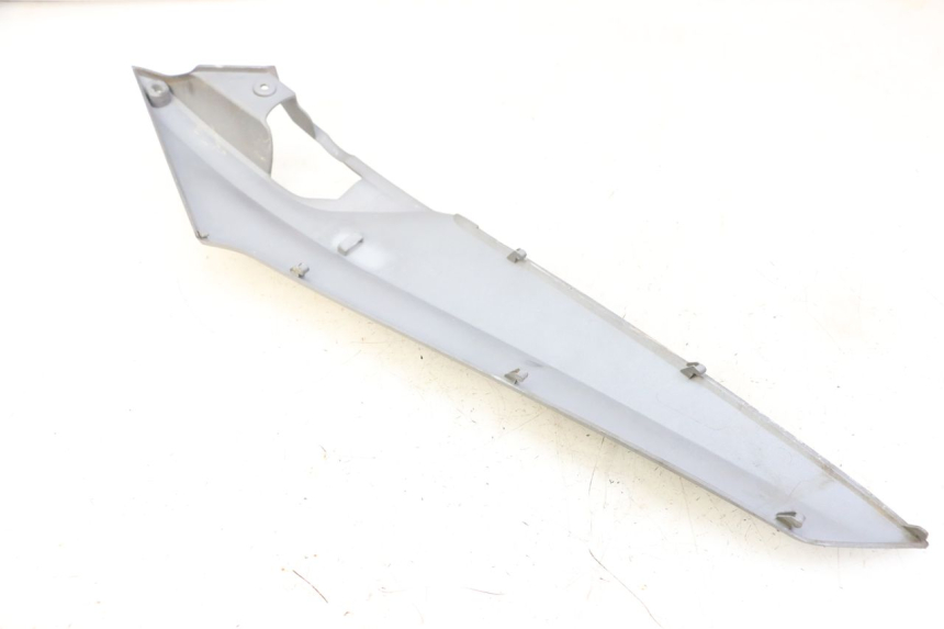 photo de UNTER SITZ VERKLEIDUNG RECHTS SYM JOYMAX 125 (2010 - 2017) - Detailansicht des Bauteils