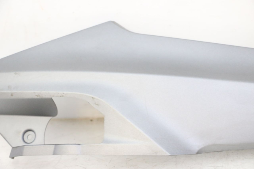 photo de UNTER SITZ VERKLEIDUNG RECHTS SYM JOYMAX 125 (2010 - 2017) - Details der Befestigungspunkte