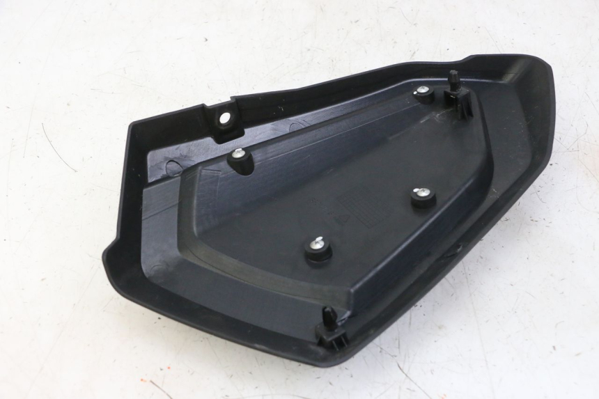 photo de UNTER SITZ VERKLEIDUNG RECHTS KEEWAY K-LIGHT KLIGHT 125 (2018 - 2025) - Zoom auf Gebrauchszustand