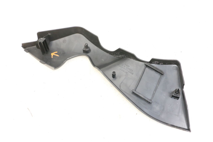 photo de UNTER SITZ VERKLEIDUNG RECHTS KYMCO K-PW K-PIPE 50 (2012 - 2017) - Zoom auf Gebrauchszustand