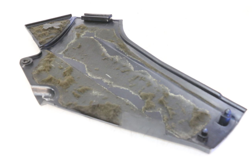 photo de UNTER SITZ VERKLEIDUNG RECHTS KAWASAKI GTR 1000 (1994 - 2004) - Zoom auf Gebrauchszustand