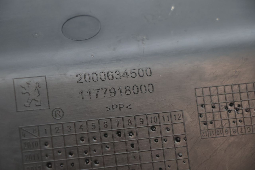 photo de UNTER SITZ VERKLEIDUNG RECHTS PEUGEOT KISBEE 2T 50 (2018 - 2022) - Technische Nahaufnahme
