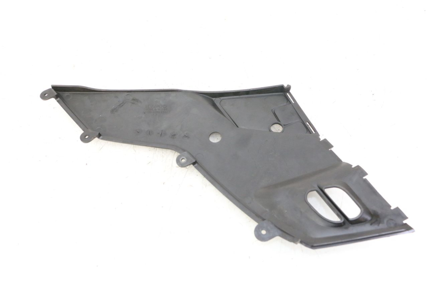 photo de UNTER SITZ VERKLEIDUNG RECHTS KYMCO PEOPLE S 125 (2000 - 2008) - Detailansicht des Bauteils