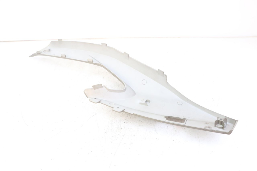 photo de UNTER SITZ VERKLEIDUNG RECHTS KYMCO XCITING 500 (2007 - 2010) - Zoom auf Gebrauchszustand