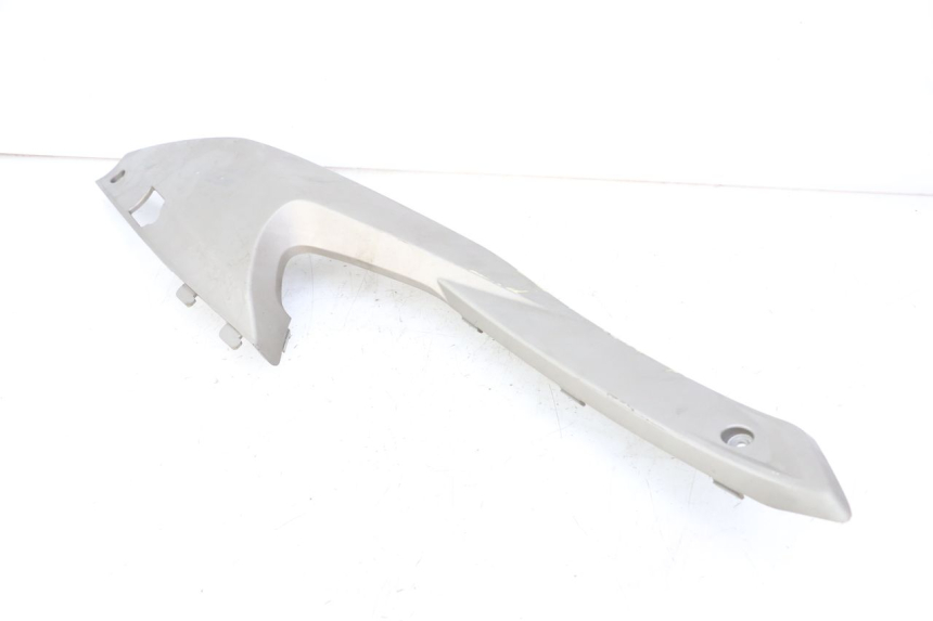 photo de UNTER SITZ VERKLEIDUNG RECHTS KYMCO XCITING 500 (2007 - 2010) - Details der Befestigungspunkte