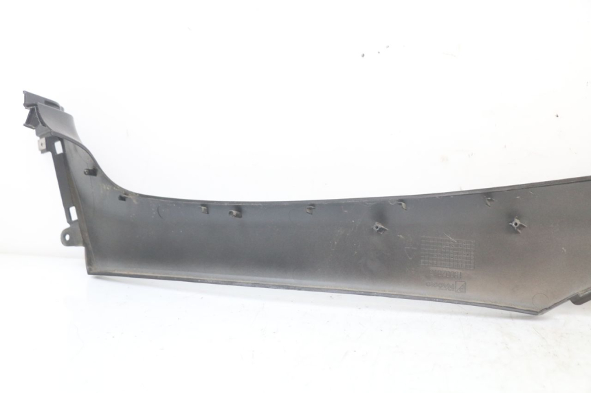 photo de UNTER SITZ VERKLEIDUNG RECHTS PIAGGIO MP3 HPE 350 (2018 - 2020) - Details der Befestigungspunkte