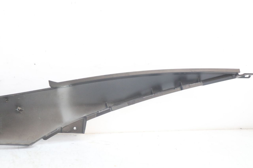 photo de UNTER SITZ VERKLEIDUNG RECHTS PIAGGIO MP3 HPE 350 (2018 - 2020) - Oberflächenzustand und Material