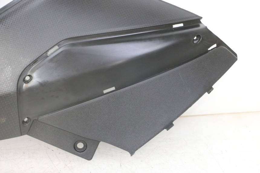 photo de UNTER SITZ VERKLEIDUNG RECHTS PIAGGIO NRG POWER PUREJET 50 (2018 - 2021) - Kennzeichnungen und Originalreferenzen