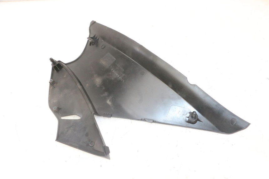 photo de UNTER SITZ VERKLEIDUNG RECHTS HONDA NTV DEAUVILLE ABS 700 (2007 - 2016) - Detailansicht des Bauteils