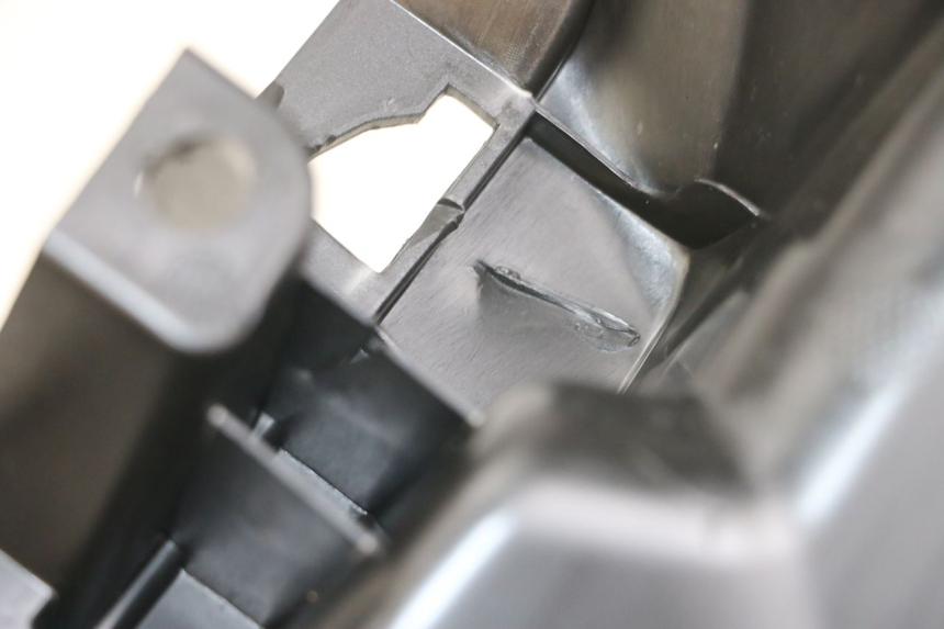 photo de RECHTER SITZBANKDECKEL SYM ORBIT III 3 4T 50 (2018 - 2021) - Zoom auf Gebrauchszustand