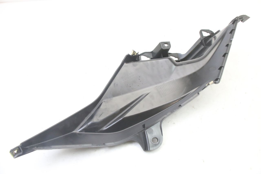 photo de UNTER SITZ VERKLEIDUNG RECHTS SYM ORBIT III 3 4T 50 (2021 - 2025) - Alternative Perspektive