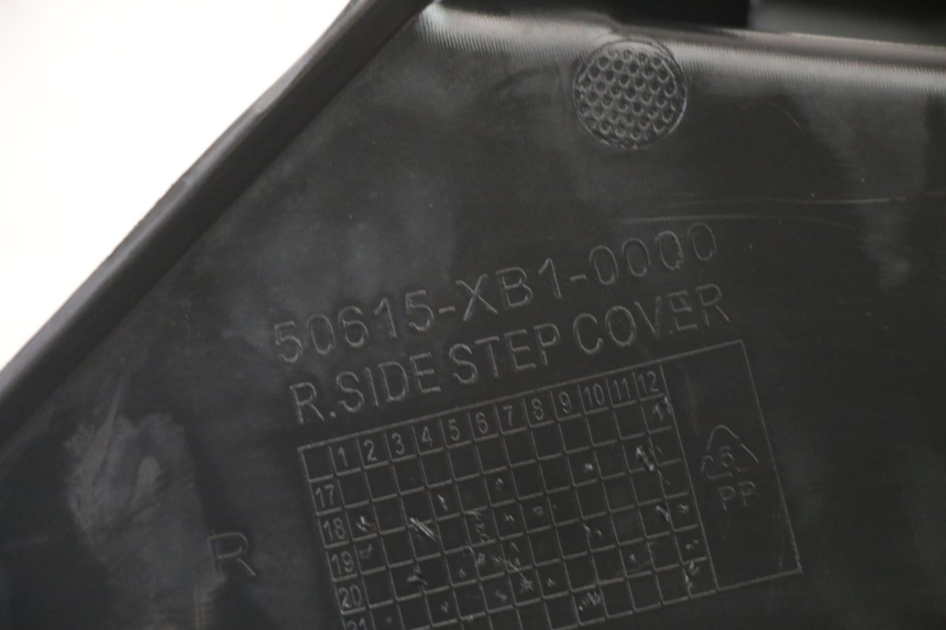 photo de UNTER SITZ VERKLEIDUNG RECHTS SYM ORBIT III 3 4T 50 (2021 - 2025) - Technische Nahaufnahme