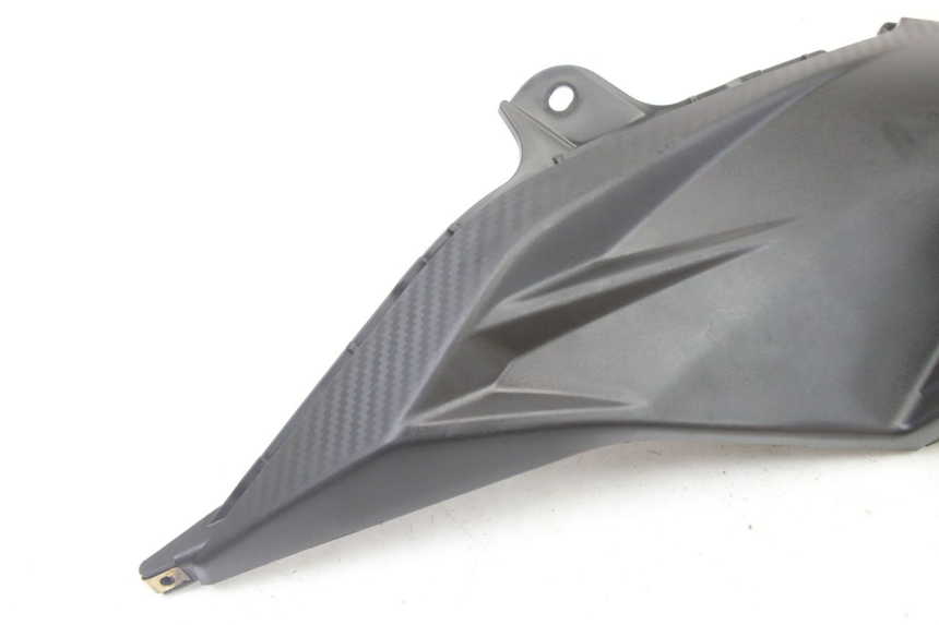 photo de UNTER SITZ VERKLEIDUNG RECHTS SYM ORBIT III 3 4T 50 (2021 - 2025) - Detailansicht des Bauteils