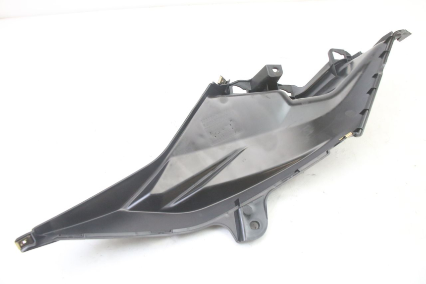 photo de UNTER SITZ VERKLEIDUNG RECHTS SYM ORBIT III 3 4T 50 (2021 - 2025) - Details der Befestigungspunkte