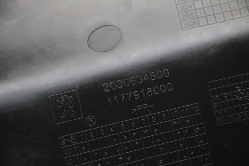 photo de UNTER SITZ VERKLEIDUNG RECHTS PEUGEOT STREETZONE I 2T 50 (2018 - 2020) - Technische Nahaufnahme