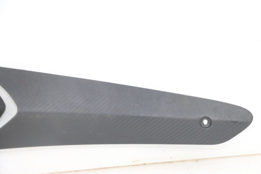 photo de UNTER SITZ VERKLEIDUNG RECHTS GILERA RUNNER SL 50 (2006 - 2009) - Details der Befestigungspunkte