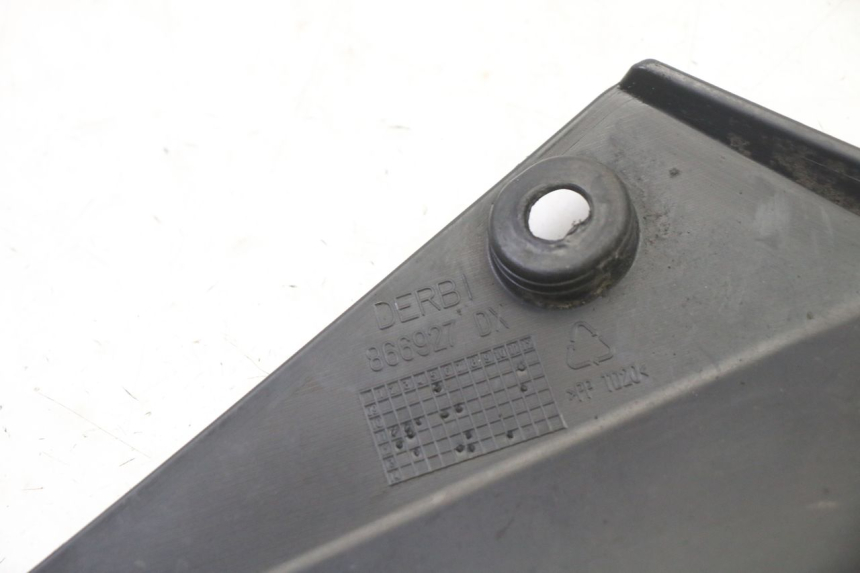 photo de UNTER SITZ VERKLEIDUNG RECHTS GILERA SMT SUPERMOTARD 50 (2009 - 2017) - Details der Befestigungspunkte