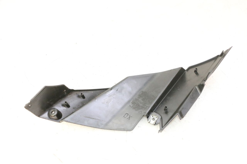 photo de UNTER SITZ VERKLEIDUNG RECHTS APRILIA SR R 2T LC 50 (2018 - 2021) - Zoom auf Gebrauchszustand