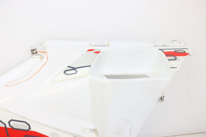 photo de RECHTER SITZBANKDECKEL HYTRACK ST 170 (2020 - 2024) - Kennzeichnungen und Originalreferenzen