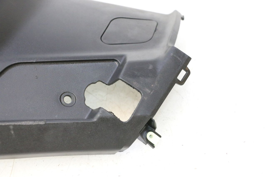 photo de UNTER SITZ VERKLEIDUNG RECHTS PEUGEOT STREETZONE NAKED 2T 50 (2014 - 2018) - Details der Befestigungspunkte
