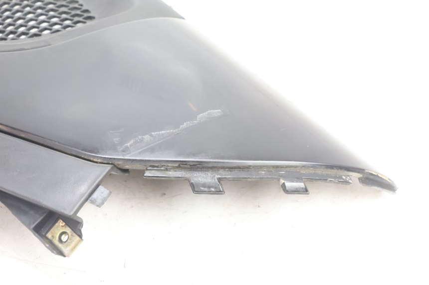 photo de UNTER SITZ VERKLEIDUNG RECHTS KYMCO SUPER 8 2T 50 (2007 - 2013) - Zoom auf Gebrauchszustand