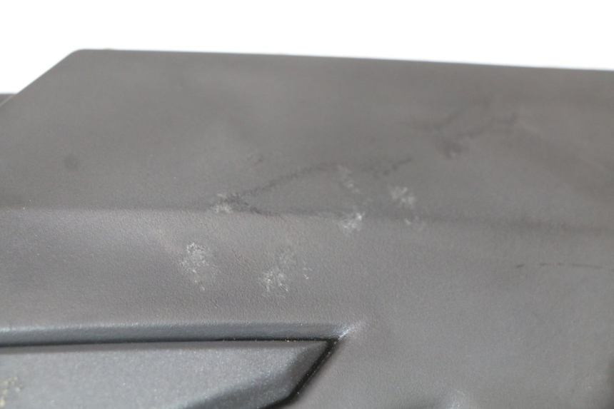 photo de UNTER SITZ VERKLEIDUNG RECHTS KYMCO SUPER 8 4T 50 (2021 - 2024) - Details der Befestigungspunkte