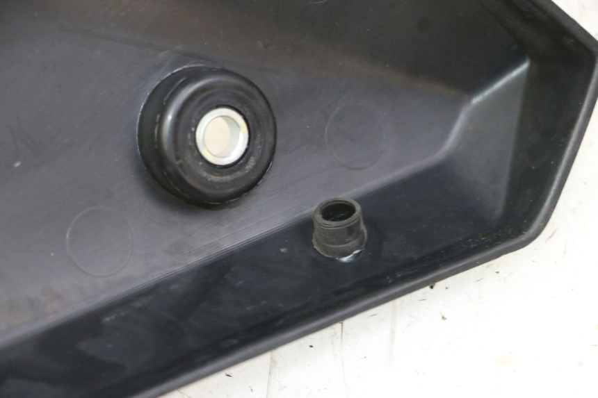 photo de UNTER SITZ VERKLEIDUNG RECHTS YAMAHA XJ6 ABS 600 (2008 - 2016) - Detailansicht des Bauteils