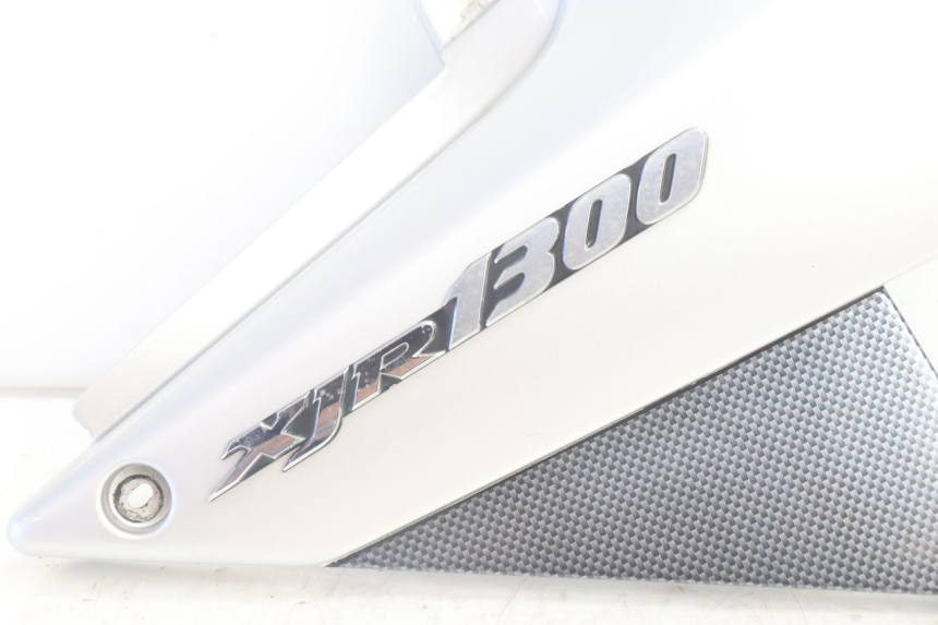 photo de UNTER SITZ VERKLEIDUNG RECHTS YAMAHA XJR 1300 (1998 - 2002) - Detailansicht des Bauteils