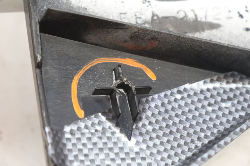 photo de UNTER SITZ VERKLEIDUNG RECHTS YAMAHA XJR 1300 (1998 - 2002) - Oberflächenzustand und Material