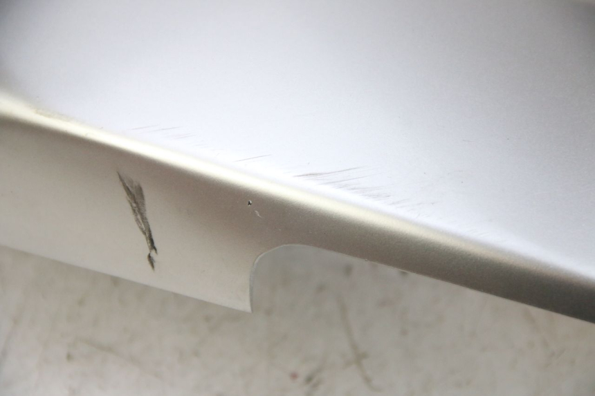 photo de UNTER SITZ VERKLEIDUNG RECHTS YAMAHA XP T-MAX TMAX 500 (2004 - 2007) - Zoom auf Gebrauchszustand