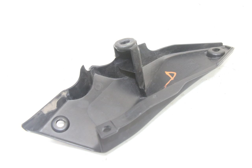 photo de UNTER SITZ VERKLEIDUNG RECHTS YAMAHA TRACER 7 700 (2020 - 2024) - Zoom auf Gebrauchszustand