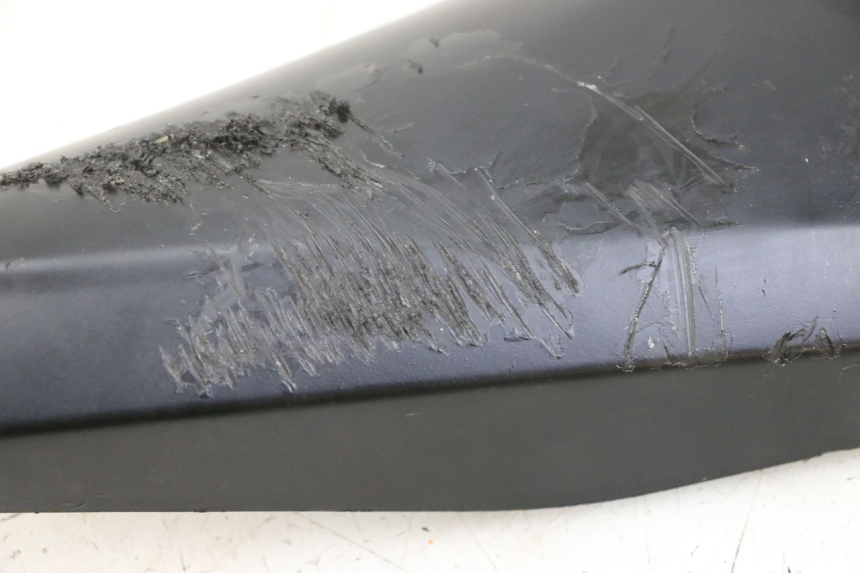 photo de UNTER SITZ VERKLEIDUNG RECHTS YAMAHA TZR 50 (2008 - 2016) - Details der Befestigungspunkte