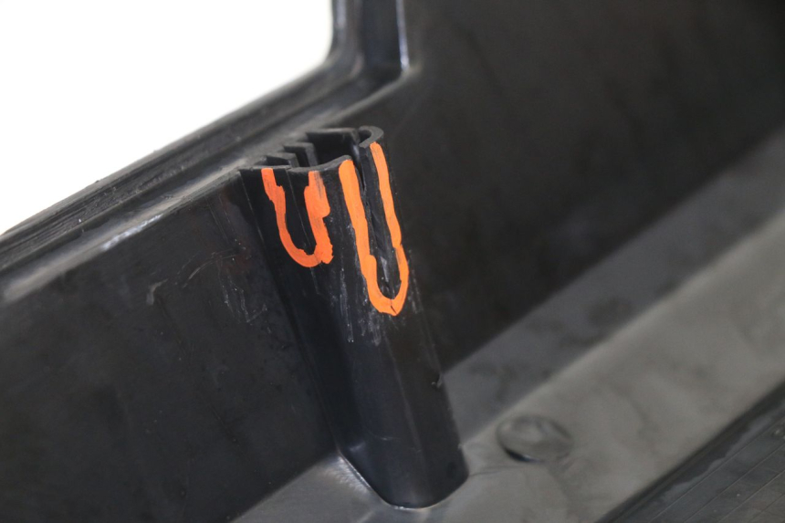 photo de UNTER SITZ VERKLEIDUNG LINKS PEUGEOT 103 SPX CLIP 50 (1989 - 1992) - Details der Befestigungspunkte