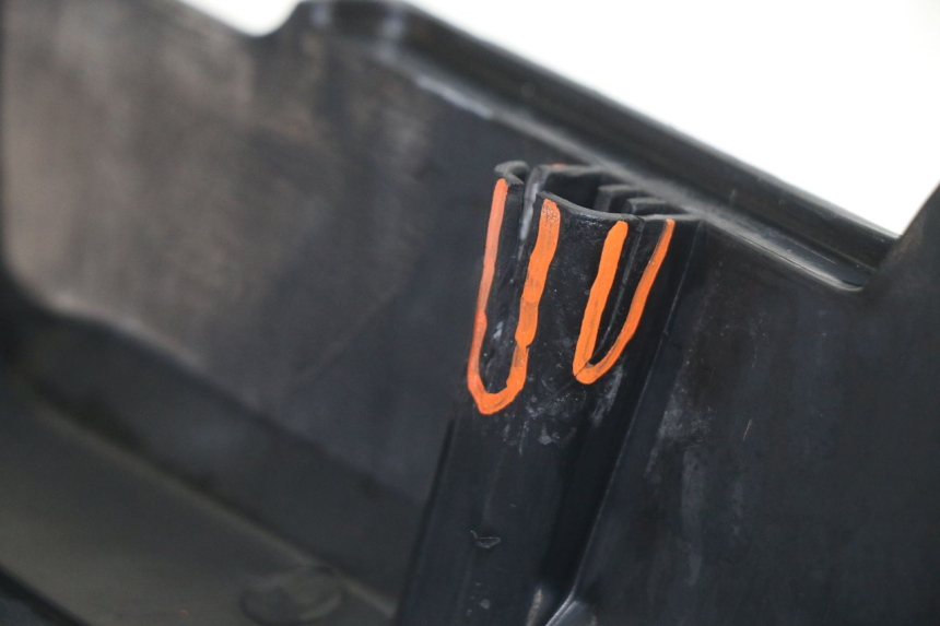 photo de UNTER SITZ VERKLEIDUNG LINKS PEUGEOT 103 SPX CLIP 50 (1989 - 1992) - Oberflächenzustand und Material