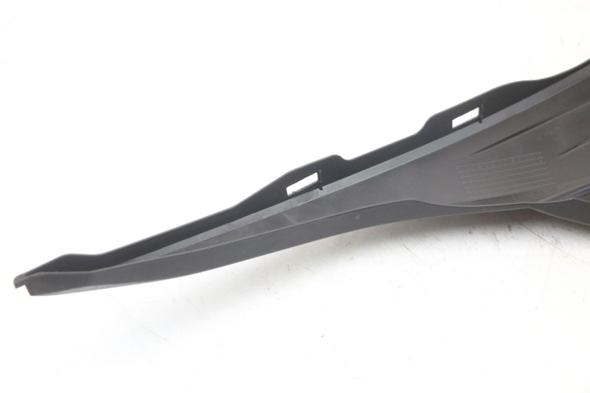 photo de UNTER SITZ VERKLEIDUNG LINKS SUZUKI ADDRESS 110 (2015 - 2020) - Oberflächenzustand und Material