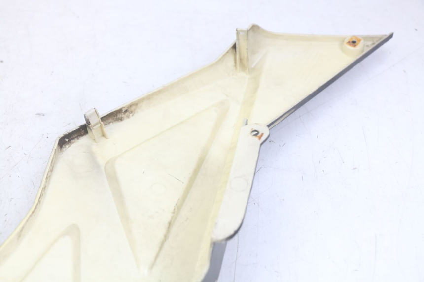 photo de LINKS UNTER DEM LINKEN SITZ NECO ALEXONE 125 (2017 - 2024) - Oberflächenzustand und Material