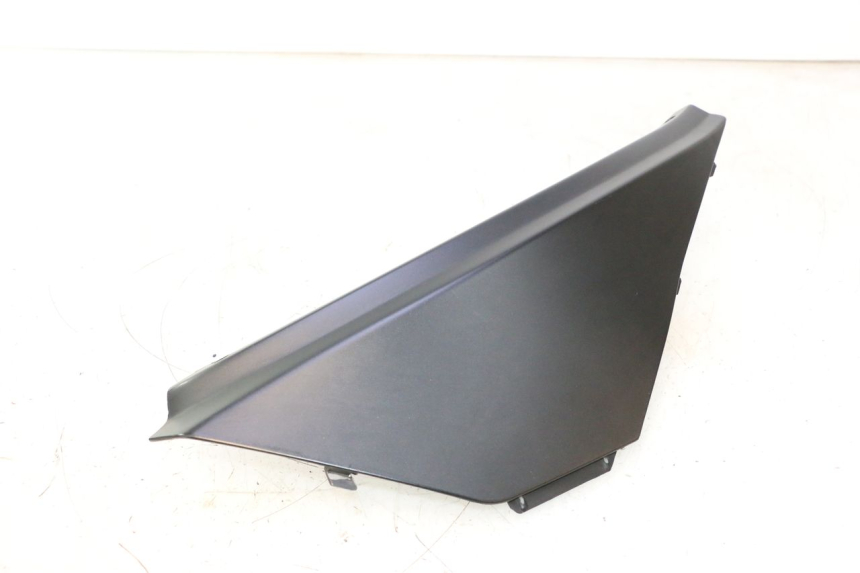 photo de UNTER SITZ VERKLEIDUNG LINKS APRILIA ATLANTIC S 125 (2010 - 2013) - Detailansicht des Bauteils