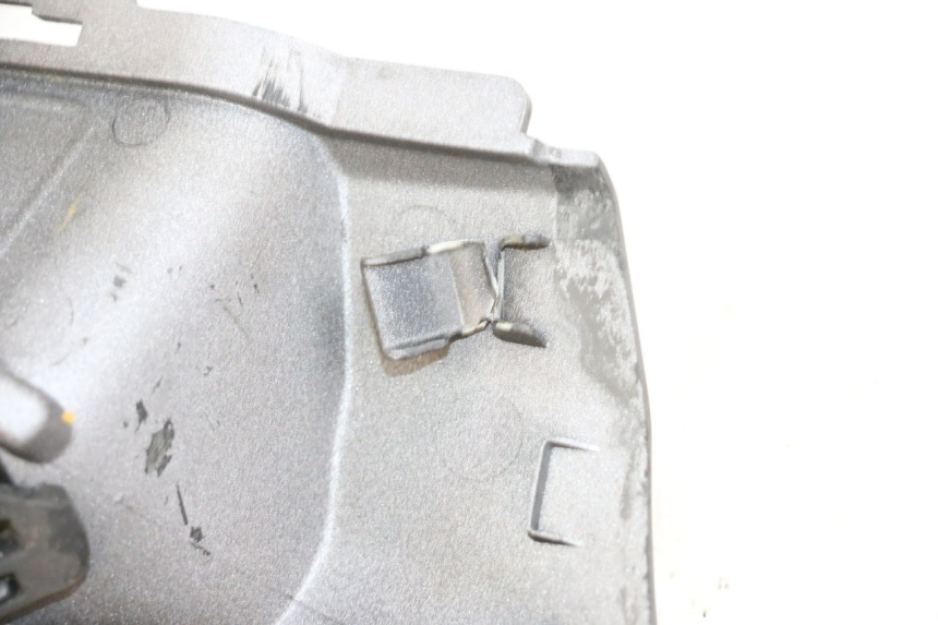 photo de UNTER SITZ VERKLEIDUNG LINKS SUZUKI BURGMAN 650 (2013 - 2020) - Zoom auf Gebrauchszustand