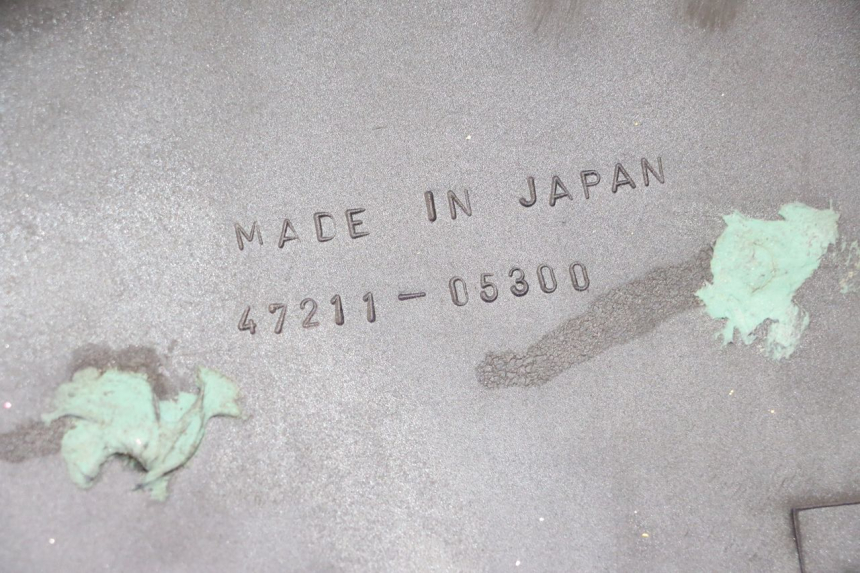 photo de UNTER SITZ VERKLEIDUNG LINKS SUZUKI GN 125 (1997 - 2000) - Detailansicht des Bauteils