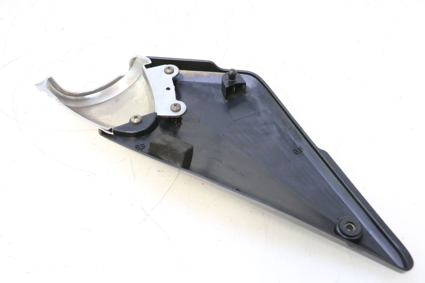 photo de UNTER SITZ VERKLEIDUNG LINKS SUZUKI GSF N BANDIT 1200 (2001 - 2005) - Zoom auf Gebrauchszustand
