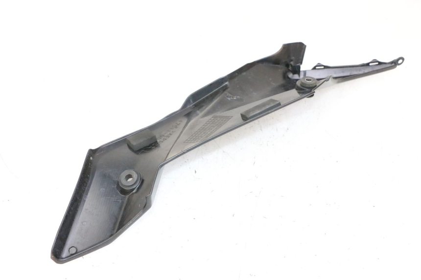 photo de UNTER SITZ VERKLEIDUNG LINKS SUZUKI GSR 750 (2011 - 2017) - Zoom auf Gebrauchszustand