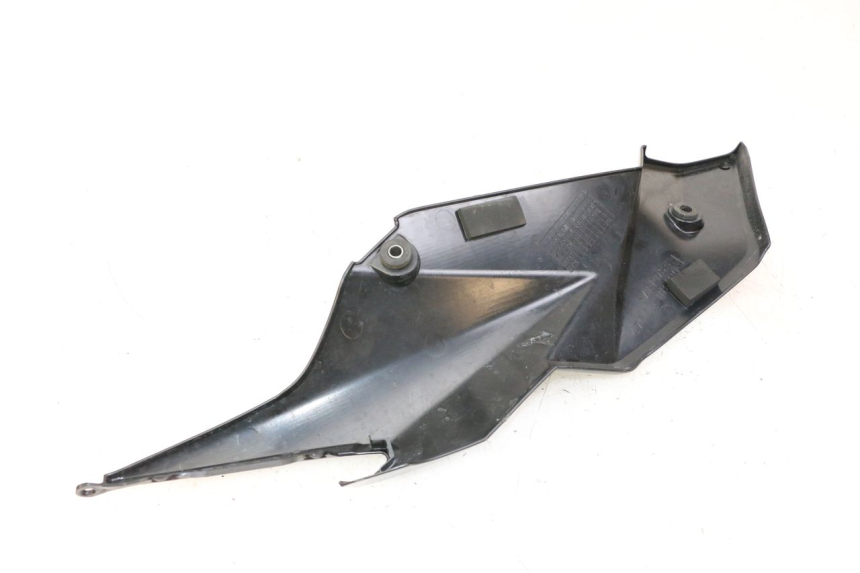 photo de UNTER SITZ VERKLEIDUNG LINKS SUZUKI GSR 750 (2011 - 2017) - Technische Nahaufnahme
