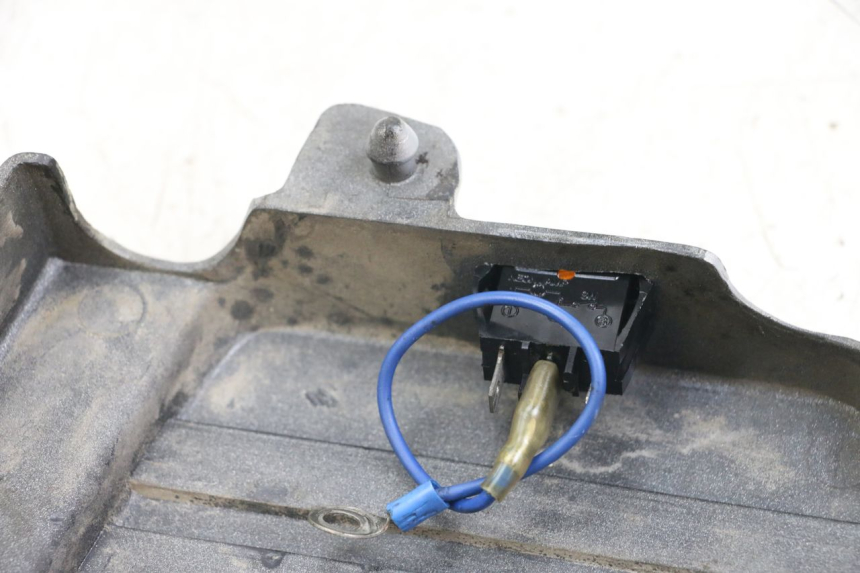 photo de UNTER SITZ VERKLEIDUNG LINKS SUZUKI GSX E 250 (1982 - 1983) - Zoom auf Gebrauchszustand