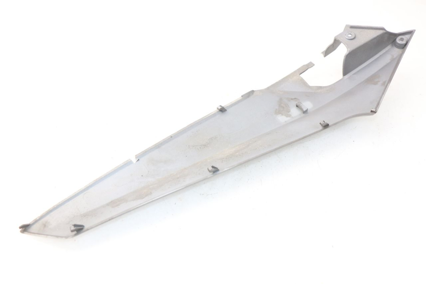 photo de UNTER SITZ VERKLEIDUNG LINKS SYM GTS EFI ABS 125 (2012 - 2016) - Zoom auf Gebrauchszustand