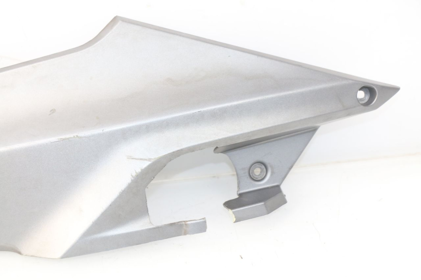 photo de UNTER SITZ VERKLEIDUNG LINKS SYM GTS EFI ABS 125 (2012 - 2016) - Details der Befestigungspunkte