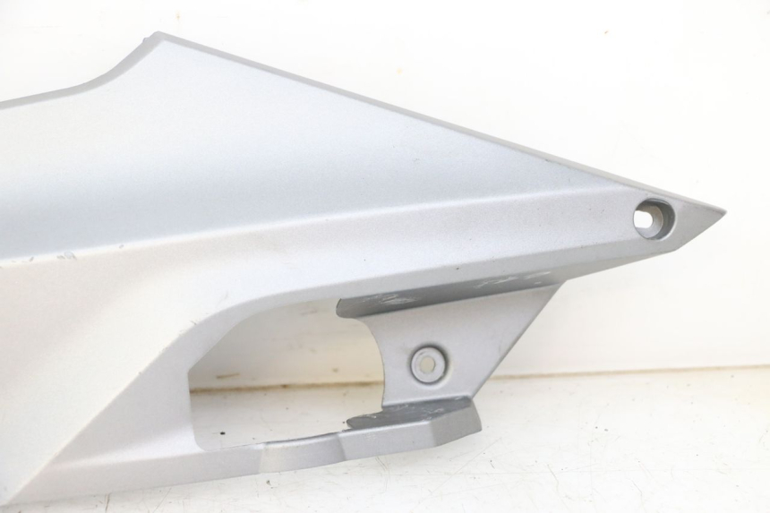 photo de UNTER SITZ VERKLEIDUNG LINKS SYM JOYMAX 125 (2010 - 2017) - Kennzeichnungen und Originalreferenzen