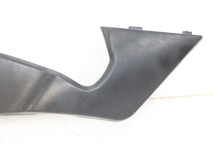 photo de UNTER SITZ VERKLEIDUNG LINKS KYMCO K-PW K-PIPE 50 (2012 - 2017) - Details der Befestigungspunkte