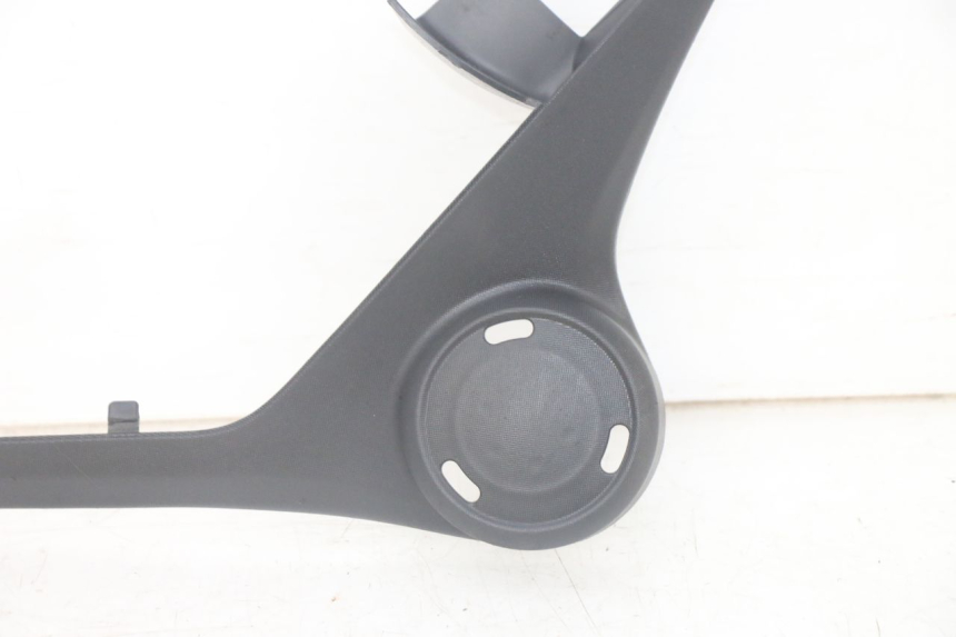 photo de UNTER SITZ VERKLEIDUNG LINKS PIAGGIO MP3 HPE 300 (2019 - 2026) - Details der Befestigungspunkte