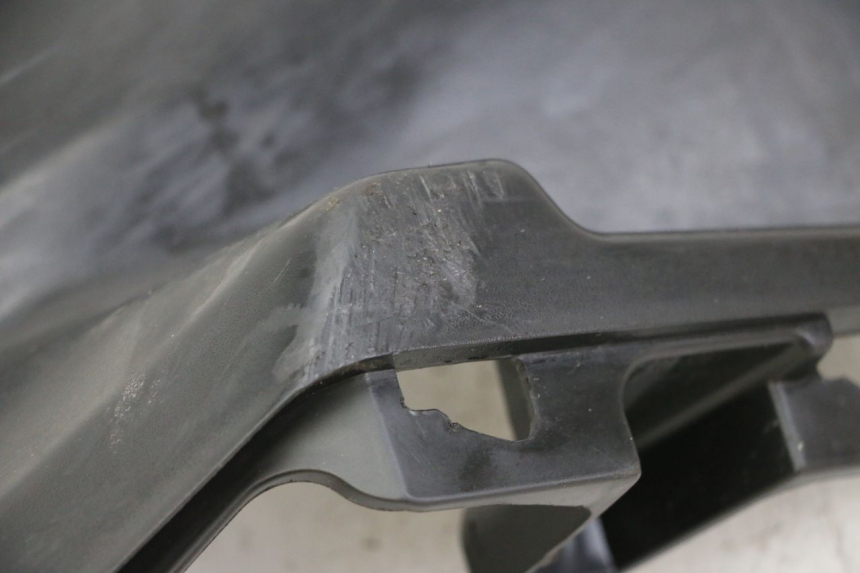 photo de UNTER SITZ VERKLEIDUNG LINKS SYM ORBIT III 3 4T 50 (2021 - 2025) - Charakteristische Merkmale